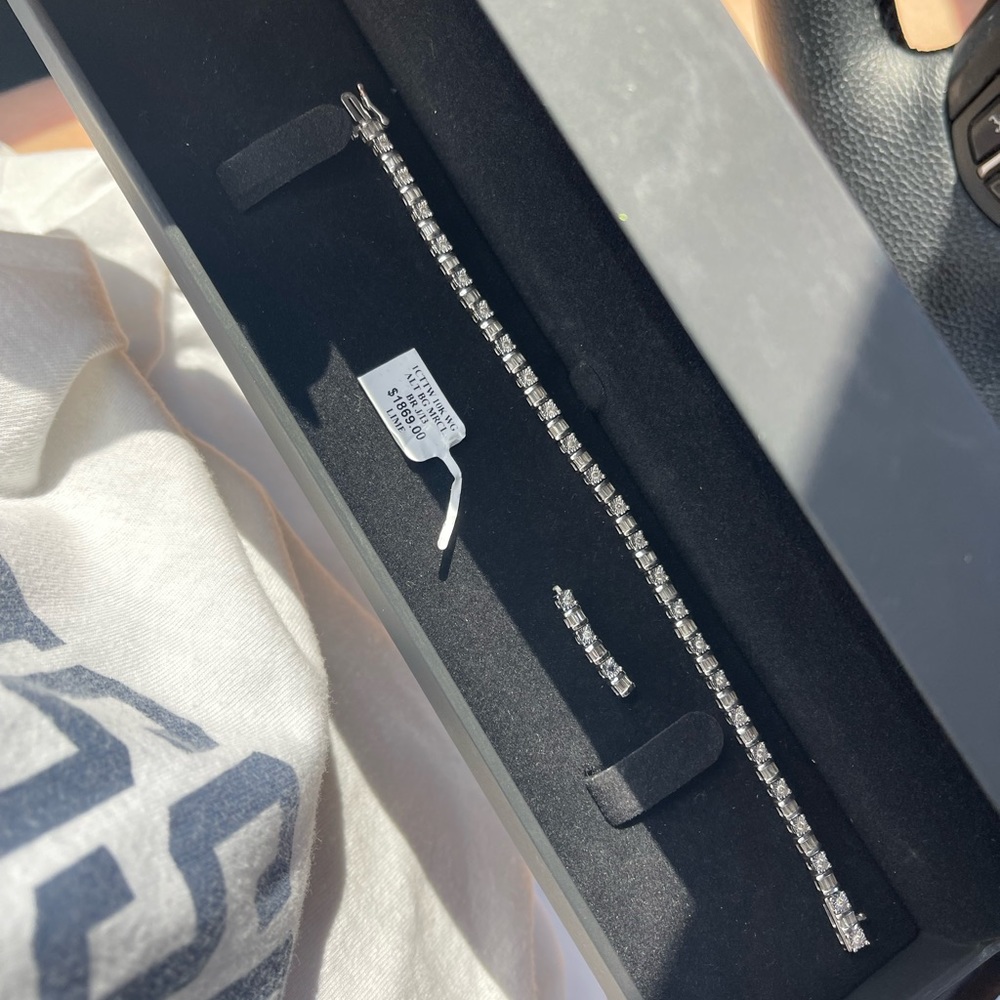 1 CW white gold diamond tennis bracelet
